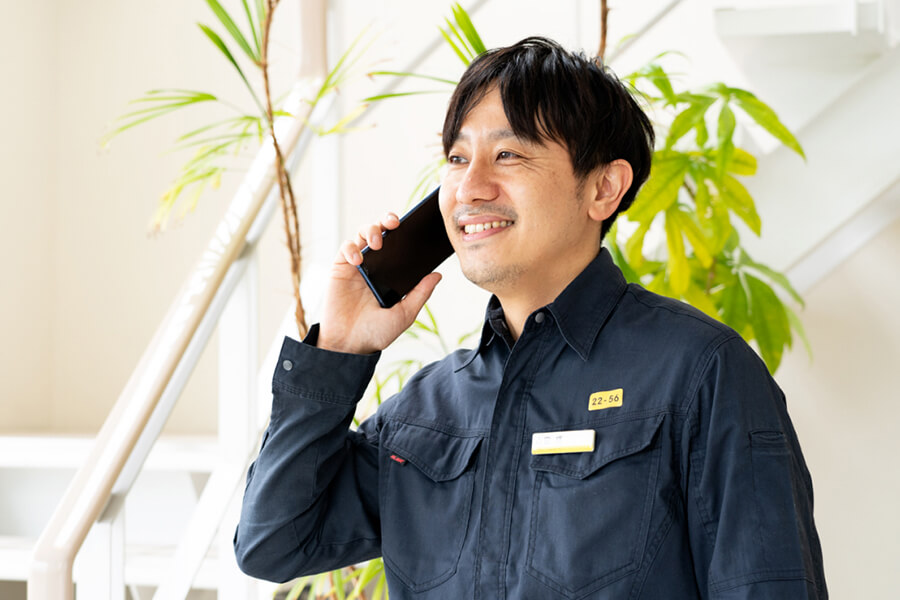 電話対応中のスタッフ